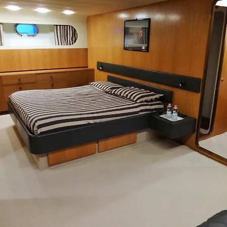 Bateau-hôtel Yacht Ipsum