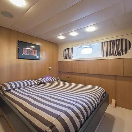Bateau-hôtel Yacht Ipsum *