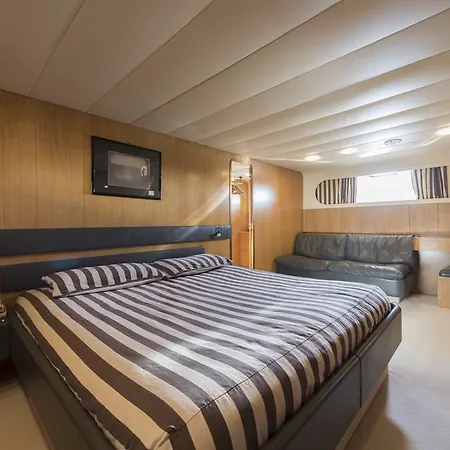 Yacht Ipsum Bateau-hôtel