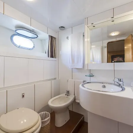 Bateau-hôtel Yacht Ipsum