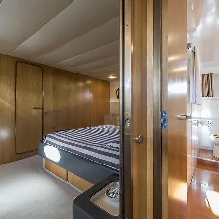 Yacht Ipsum Bateau-hôtel