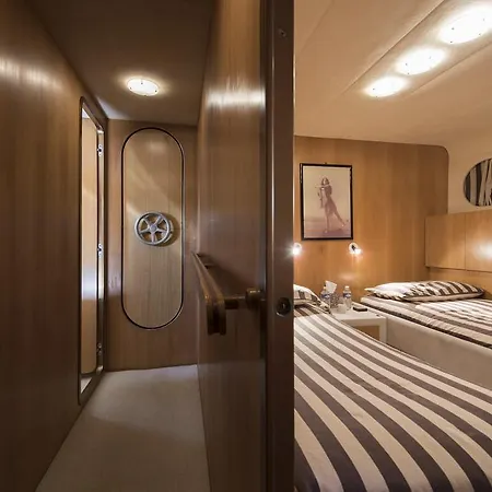 Bateau-hôtel Yacht Ipsum Saint-Tropez